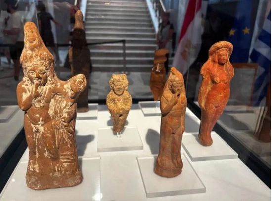 اليونان تعيد 6 قطع أثرية إلى مصر