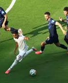 أوجارتي لاعب أوروجواي يتعرض لإصابة خطيرة في ركبته بكأس العالم