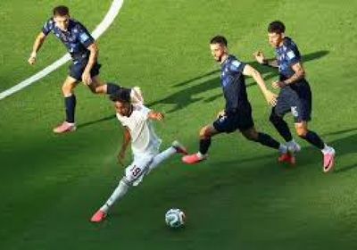 أوجارتي لاعب أوروجواي يتعرض لإصابة خطيرة في ركبته بكأس العالم