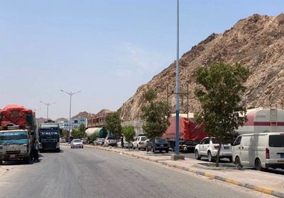 مواطنون يوقفون ناقلات نفط في ديس المكلا احتجاجا على انهيار الخدمات