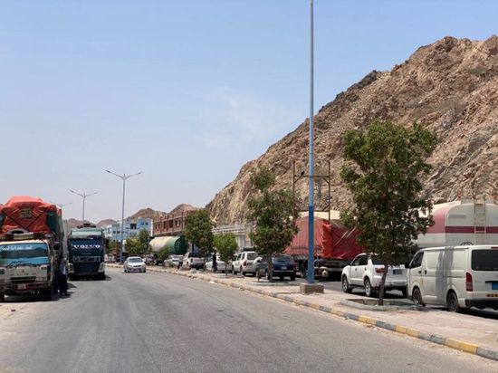 مواطنون يوقفون ناقلات نفط في ديس المكلا احتجاجا على انهيار الخدمات