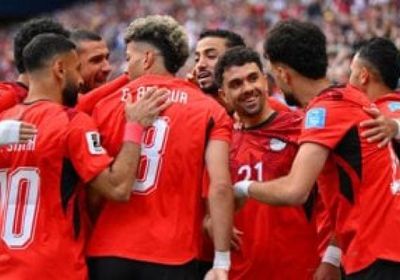 منتخب مصر يهدي جامعة جونزاجا قمصان الفريق 