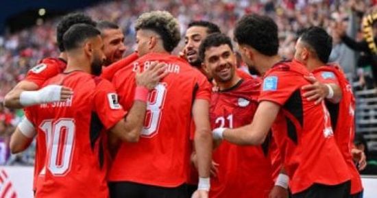 منتخب مصر يهدي جامعة جونزاجا قمصان الفريق 