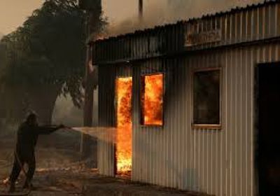 إصابة 5 في هجوم بقنابل حارقة على مقرات للحزب الحاكم في اليونان