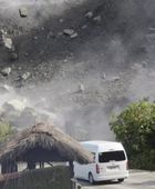 40 قتيلاً جراء سقوط حافلة من جرف صخري في باكستان