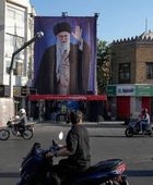 تجمعات في طهران مع بدء الاستعداد لمراسم تشييع خامنئي