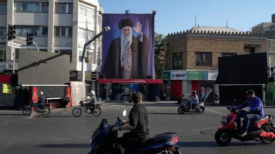 تجمعات في طهران مع بدء الاستعداد لمراسم تشييع خامنئي