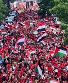 آلاف الغزيين يحتفلون بفوز منتخب مصر على أستراليا 
