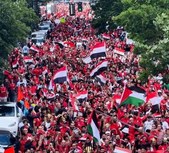 آلاف الغزيين يحتفلون بفوز منتخب مصر على أستراليا 