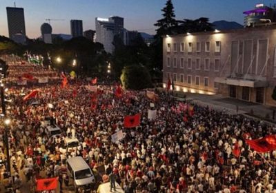 عشرات الآلاف يتظاهرون في ألبانيا ضد إقامة مشروع سياحي مرتبط بعائلة ترامب على محمية طبيعية