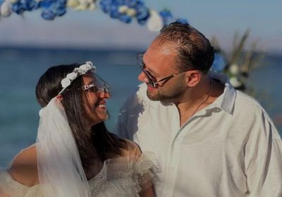 بعد 5 سنوات من الزواج.. محمد علي رزق يفاجئ زوجته بحفل زفاف مؤجل في دهب