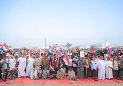 حشود المهرة ترفض الوصاية الخارجية وفرض الإملاءات
