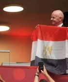إنفانتينو يرفع علم مصر أثناء مباراة سويسرا وكولومبيا