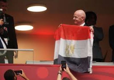 إنفانتينو يرفع علم مصر أثناء مباراة سويسرا وكولومبيا