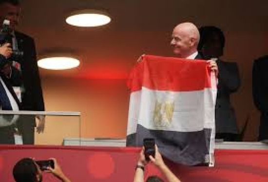 إنفانتينو يرفع علم مصر أثناء مباراة سويسرا وكولومبيا