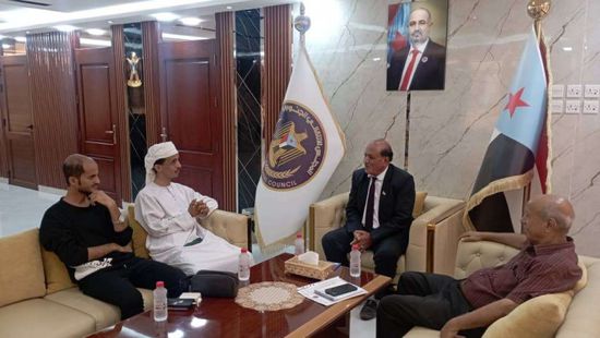هرهرة يطمئن على الناشط بافاضل بعد إصابته بمليونية 7 يوليو