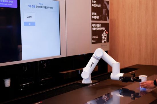 الروبوتات والخدمة الذاتية تجتاح المتاجر الكورية