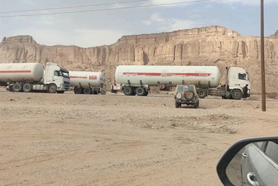 قبائل شبوة تبدأ قطع الطرق تنديدا بضم إرهابيين لصفقة الأسرى