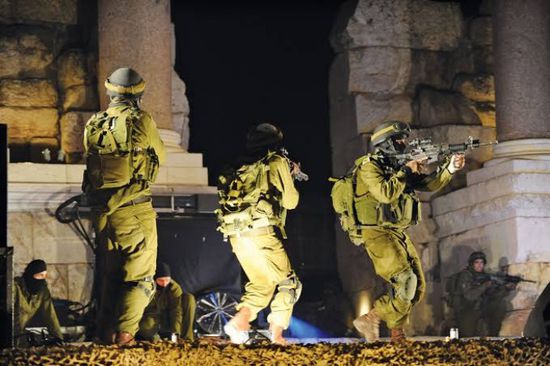 إصابة 9 فلسطينيين في هجوم لقوات الاحتلال ومستوطنين بالضفة