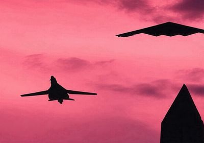 ترامب ينشر صورة لقاذفة ثقيلة وهي تحلق بسماء واشنطن