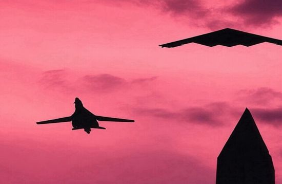 ترامب ينشر صورة لقاذفة ثقيلة وهي تحلق بسماء واشنطن