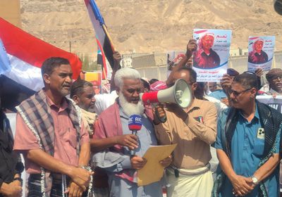 وقفة احتجاجية بسيئون رفضا للإفراج عن إرهابيين في صفقة أسرى 
