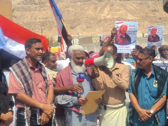 وقفة احتجاجية بسيئون رفضا للإفراج عن إرهابيين في صفقة أسرى 