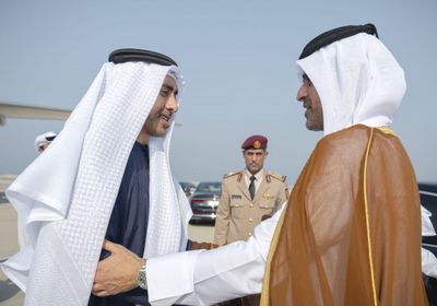 عبد الله بن زايد يقدم التعازي إلى أمير قطر في وفاة حمد بن خليفة آل ثاني