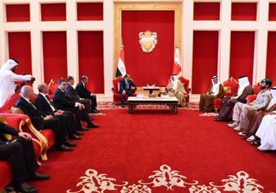 ملك البحرين والرئيس المصري يؤكدان ضرورة وقف الهجمات الإيرانية وتهديدات الملاحة