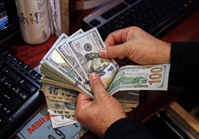 الدولار يسجل تراجعاً طفيفاً بانتظار بيانات التضخم