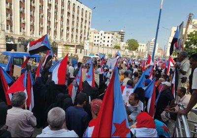 وقفة أمام مقر السلطة المحلية بعدن رفضا للوصاية السعودية