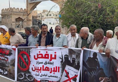 خلال وقفة.. متظاهرو المكلا يرفضون أدوات الوصاية السعودية 