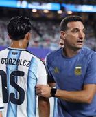 الأرجنتيني سكالوني يواجه معلمه دي لا فوينتي في نهائي كأس العالم