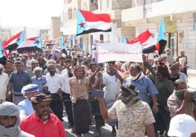 اصطفاف جماهيري جنوبي يتمسك بالثوابت وخلف المجلس الانتقالي لمواجهة التسويات المشبوهة