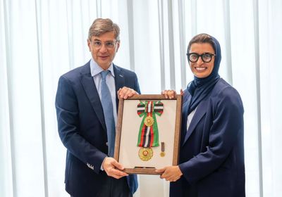 رئيس الإمارات يمنح السفير الفرنسي وسام زايد الثاني من الدرجة الأولى