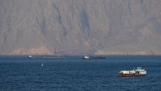 واشنطن تنفي مزاعم إيران انفجار ناقلتي نفط بمضيق هرمز
