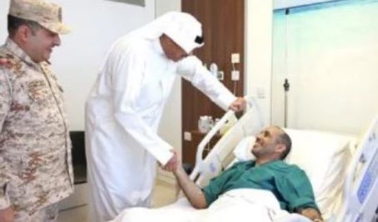 وزير الدفاع الكويتي يزور مصابي هجمات استهدفت منشآت عسكرية