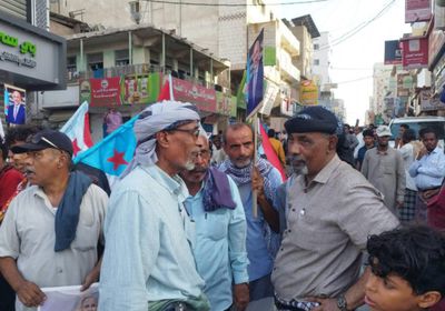 قوات مدعومة سعوديا تعترض مسيرة جماهيرية في المكلا