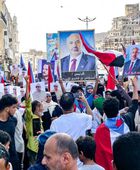 مسيرة شعبية في عدن تجدد التفويض للرئيس الزُبيدي وترفض الوصاية السعودية