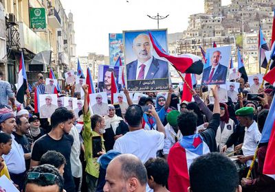 مسيرة شعبية في عدن تجدد التفويض للرئيس الزُبيدي وترفض الوصاية السعودية