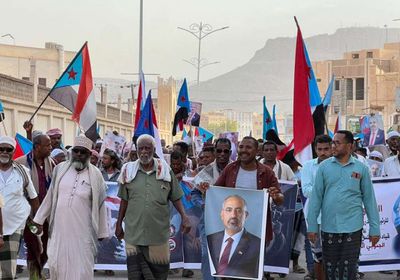 مسيرة حاشدة في تريم تجدد التفويض للزُبيدي وترفض الوصاية