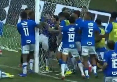 طرد مهاجم فريق برازيلي قبل انطلاق مباراة لتبوله بجوار مقاعد البدلاء