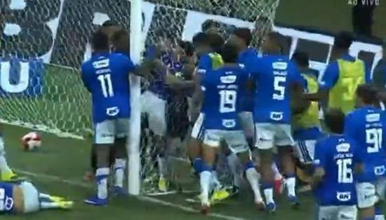 طرد مهاجم فريق برازيلي قبل انطلاق مباراة لتبوله بجوار مقاعد البدلاء