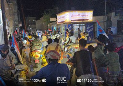 مسيرة بالدراجات النارية في عتق تأييداً للرئيس الزُبيدي ورفضاً للوصاية