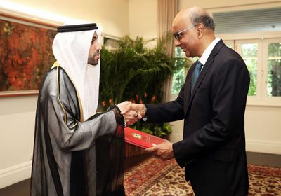 سفير الإمارات يقدم أوراق اعتماده إلى رئيس سنغافورة