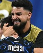 لاعب أرجنتيني وحيد يرفض إدارة الظهر لتتويج إسبانيا