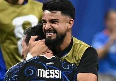 لاعب أرجنتيني وحيد يرفض إدارة الظهر لتتويج إسبانيا
