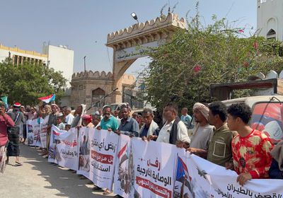 بدء وقفة احتجاجية سلمية أمام ديوان المحافظة بالمكلا 