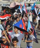 توافد الجماهير إلى الحبيلين للمشاركة في مسيرة سلمية 