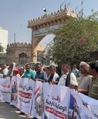 وقفة بالمكلا تندد بقرار العليمي وتطالب ببسط سيطرة النخبة